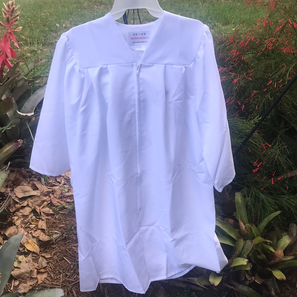 White graduation gown height size 4’6-4’8 like new